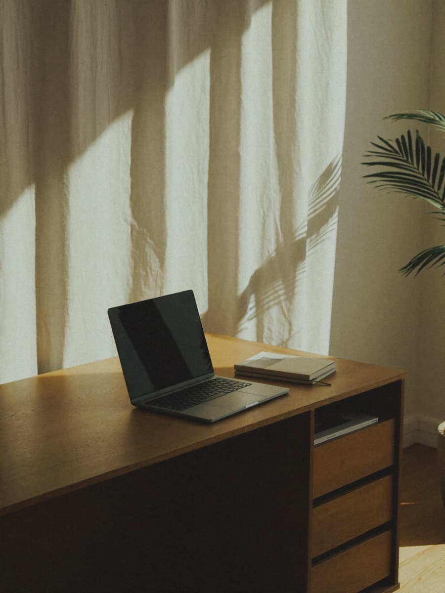 El estudio de trabajo de Criterium — mesa, luz cálida y calma