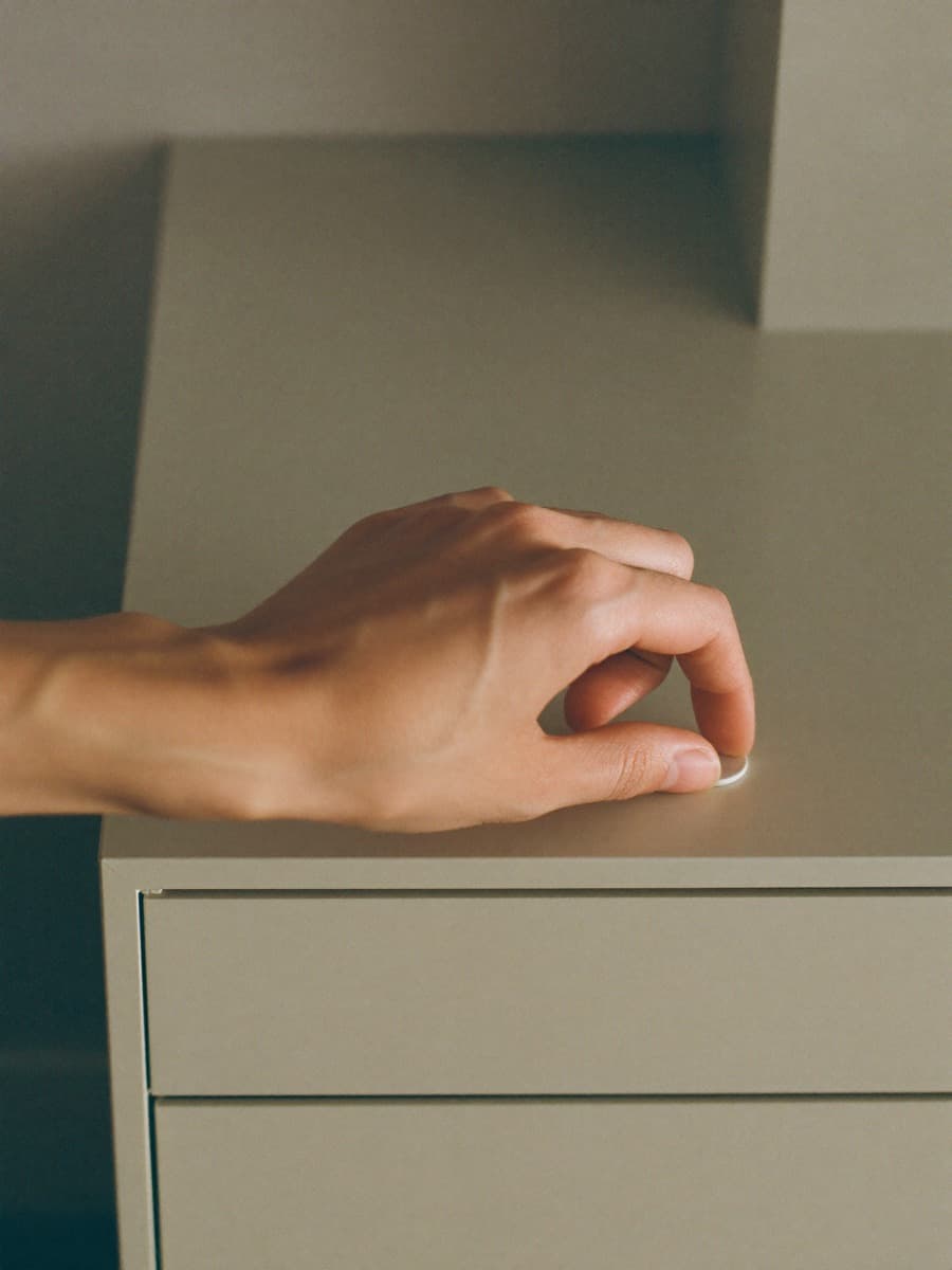 Mano estampando un sello sobre un documento — la confirmación antes de actuar